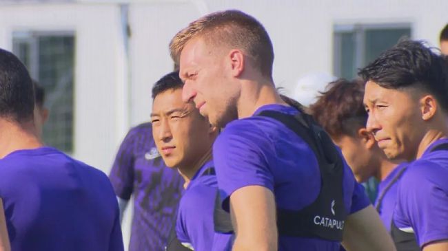 今日焦点战预告18:00韩职联升降级附加赛 釜山偶像vs水原FC、金浦FCvsFC江原 首回合谁能先拔头筹？20:00亚冠赛事武汉三镇 VS 浦项制铁，武汉三镇能否捍卫主场颜面？03:00 英超赛场谢菲尔德联 VS 利物浦，谢菲尔德联临阵换帅，利物浦笑纳三分？04:15 英超 曼联 VS 切尔西，红蓝大战，曼联内部频传将帅不合之声，切尔西乘势再取一胜？事件图片报：穆勒想再踢一年，若续约他希望不降薪&转会想去欧冠球队德媒《图片报》报道称，穆勒还想要再踢一年，如果和拜仁续约他希望的是不降薪。